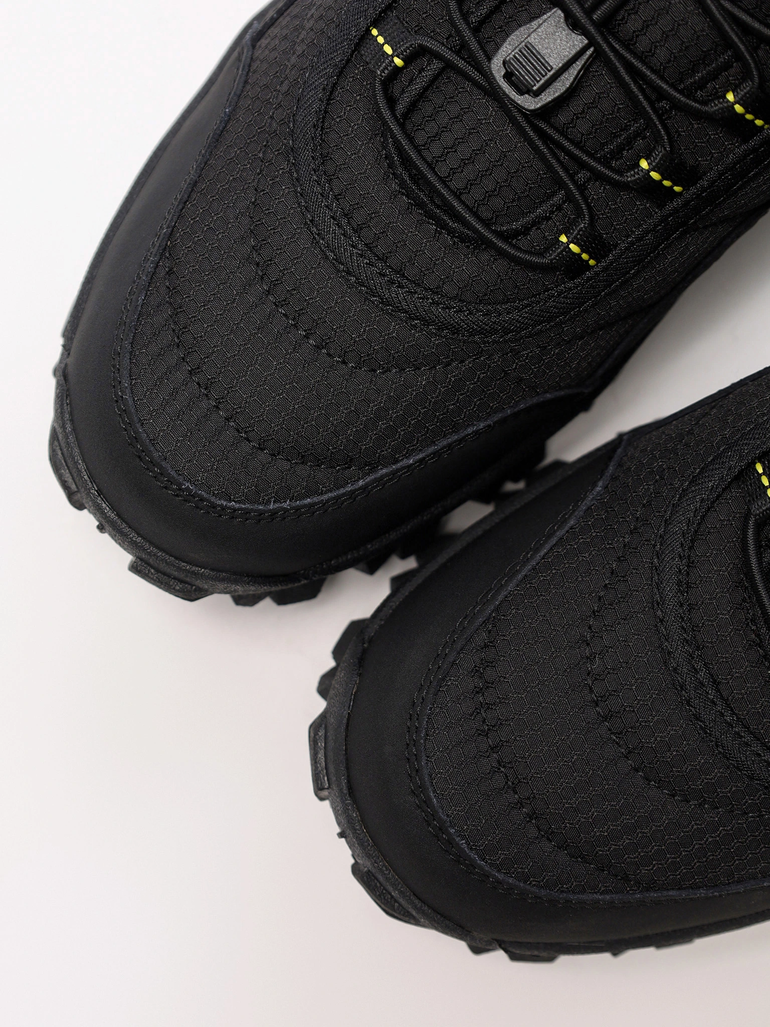 Кроссовки черного цвета текстильные на рельефной подошве